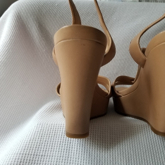 Gianni Bini Platform Sandals - Picture 4 of 5